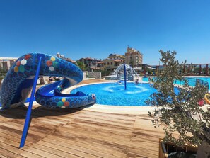 Indoor pool, outdoor pool, pool umbrellas, sun loungers - Musho Hotel (Ayvalik)