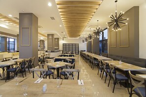 Petit déjeuner et déjeuner servis sur place, spécialités Cuisine turque