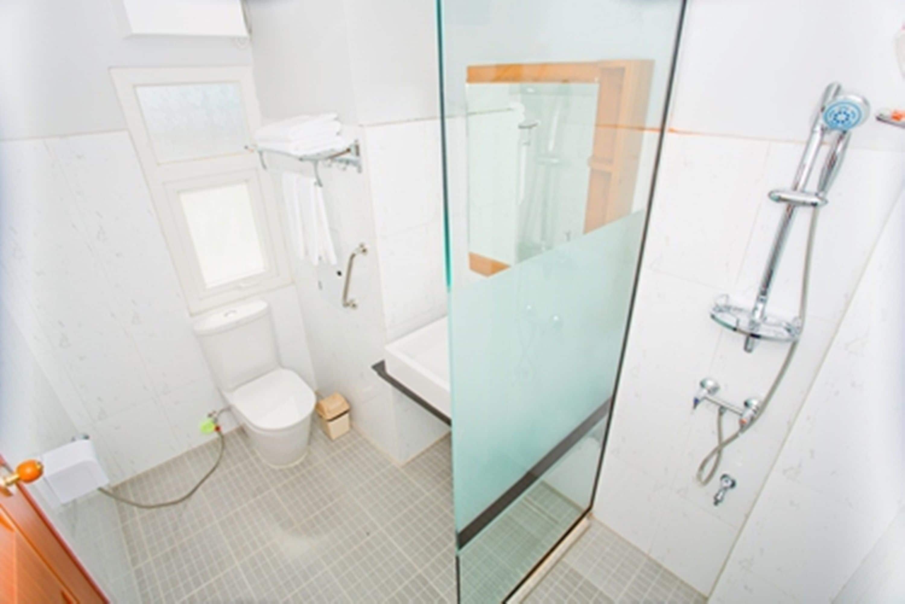 Superior Room | Bathroom | Shower, free toiletries, hair dryer, slippers