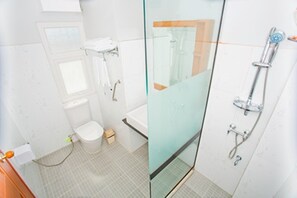 Superior kamer | Badkamer | Een douche, gratis toiletartikelen, een haardroger, pantoffels