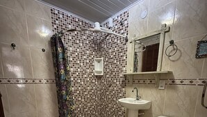 ห้องแฟมิลี่สวีท, วิวสวน | ห้องน้ำ | ฝักบัว, ผ้าเช็ดตัว