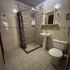 Familien-Suite, Gartenblick | Badezimmer | Dusche, Handtücher