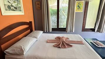 Suíte clássica, 1 cama de casal, vista para a piscina | Frigobar, Wi-Fi de cortesia
