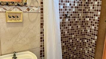 Quarto triplo standard, vista para o pátio | Banheiro | Chuveiro, toalhas de banho
