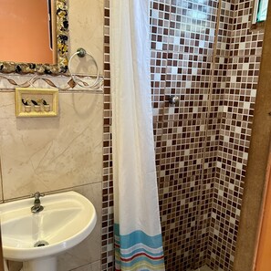 Standard trippelrum - utsikt mot innergården | Badrum | Dusch och handdukar