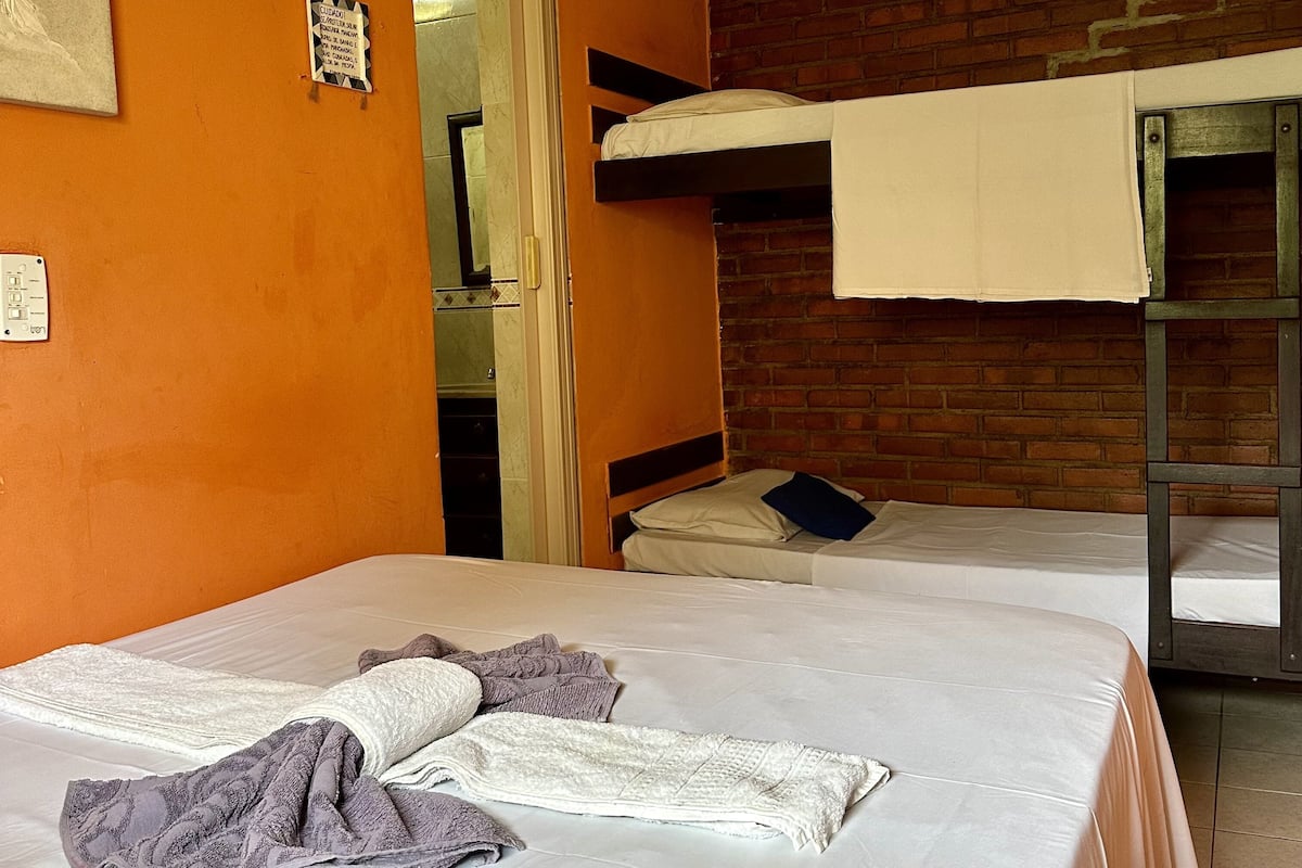 Habitación cuádruple básica, vistas al patio | Minibar y wifi gratis