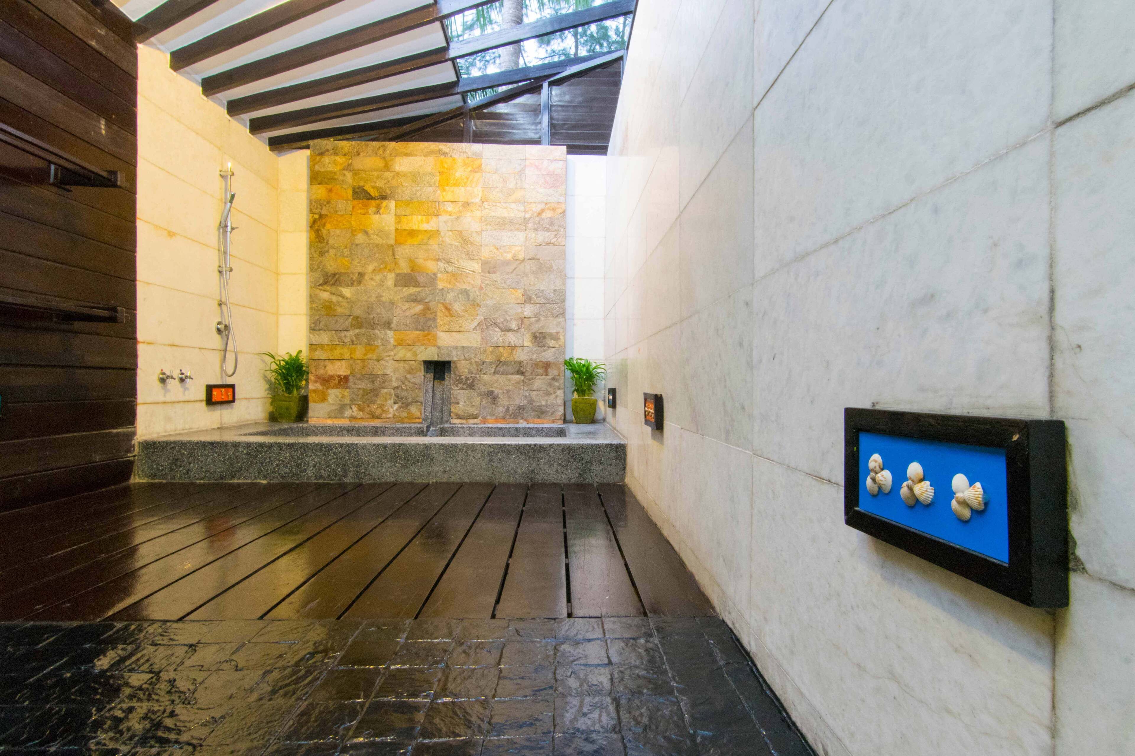 Royal Bengal Villa with Sea View | Bathroom | Combined shower/bathtub, deep-soaking bathtub, designer toiletries