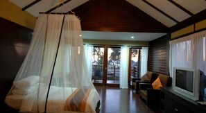 Frigobar, cofres nos quartos, escrivaninha, cortinas blackout