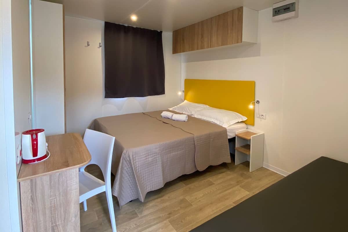 Business Mobile Home | 1 bedroom, iron/ironing board, free WiFi, bed sheets