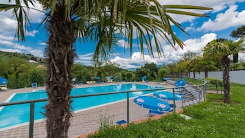 Una piscina al aire libre de temporada