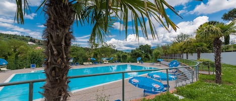 Una piscina al aire libre de temporada