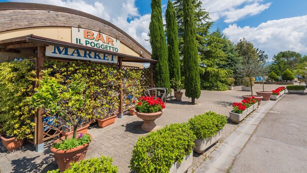 Een markt met een bord waarop staat: BAR IL POGGETTO MARKET.