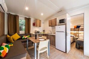 Mobile Home Deluxe | Living area | Ping pong - Camping Village Il Poggetto. (Rignano sull'Arno)