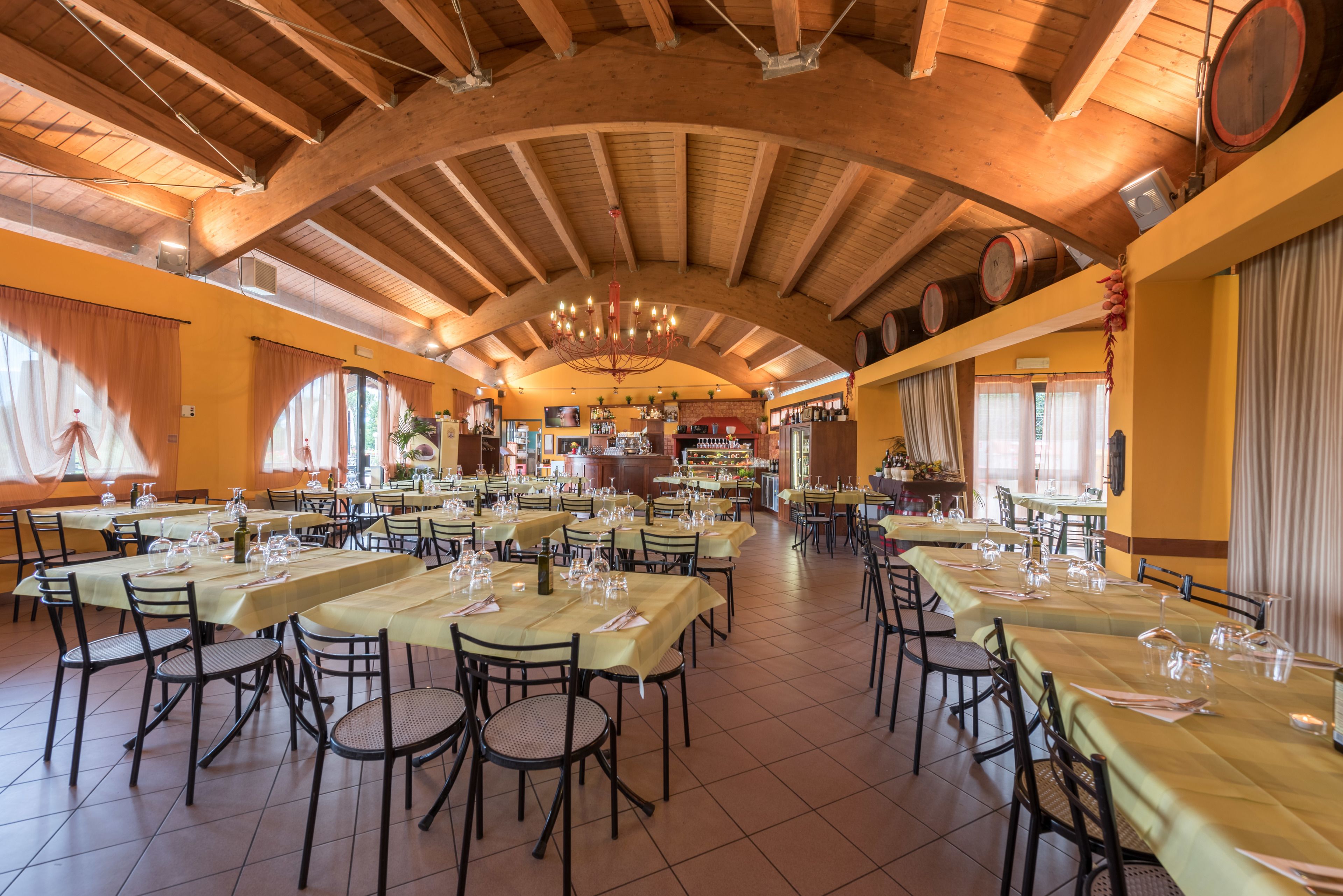 บริการอาหารกลางวันและอาหารเย็น