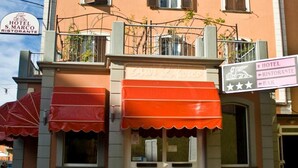 A hotel with a sign indicating it offers a restaurant and bar. - Hotel San Marco (Bedonia)