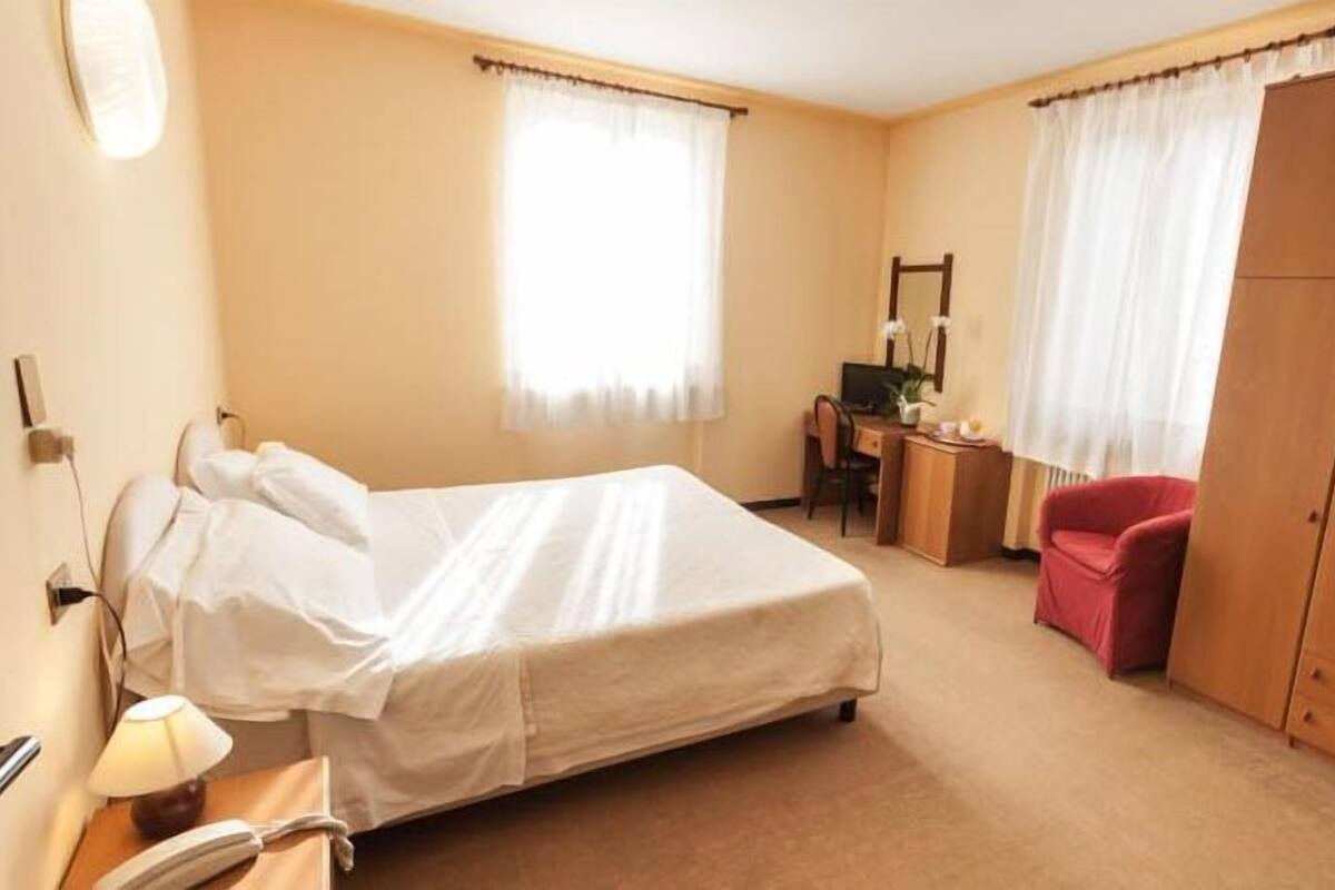 Brankas, meja kerja, tempat tidur bayi gratis, dan Wi-Fi gratis