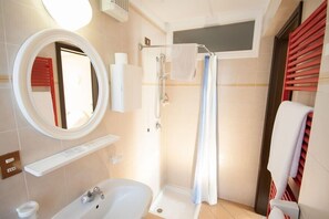 シャワー、バスアメニティ (無料)、ヘアドライヤー、ビデ