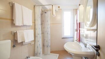 Einzelzimmer | Badezimmer | Dusche, kostenlose Toilettenartikel, Haartrockner, Bidet