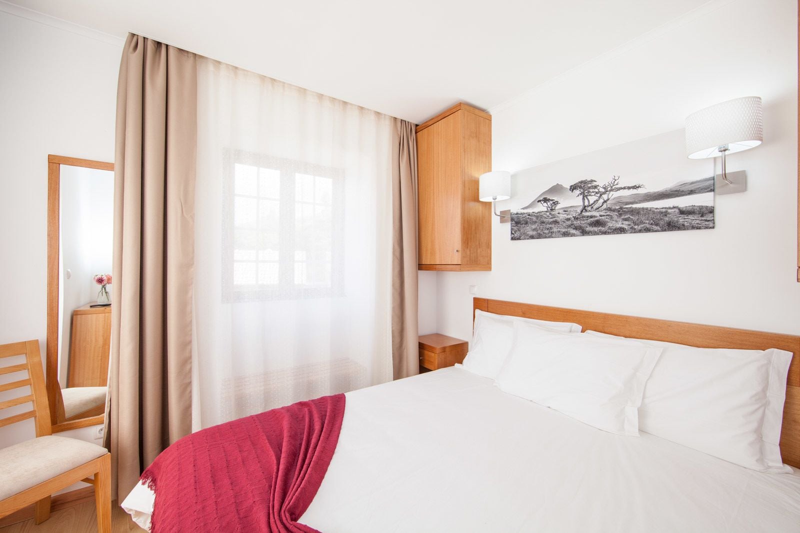 Ropa de cama de alta calidad y caja de seguridad en la habitación 