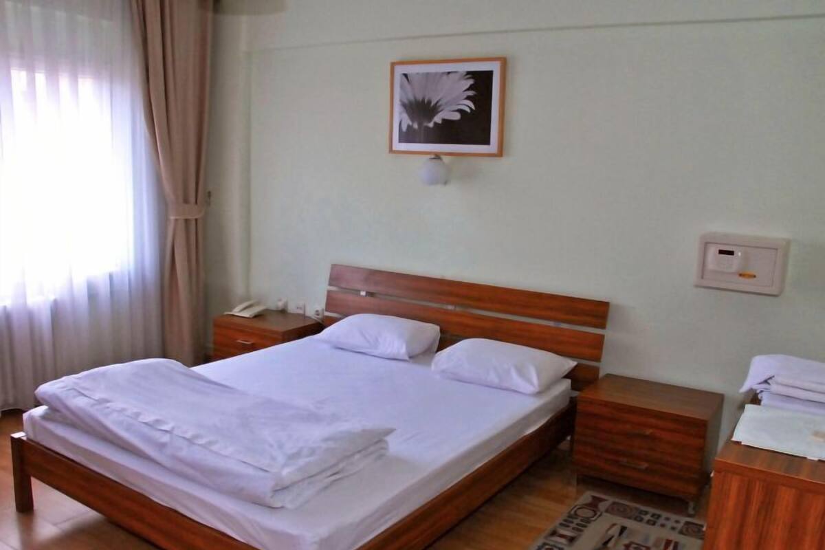 Coffres-forts dans les chambres, bureau, fer et planche à repasser