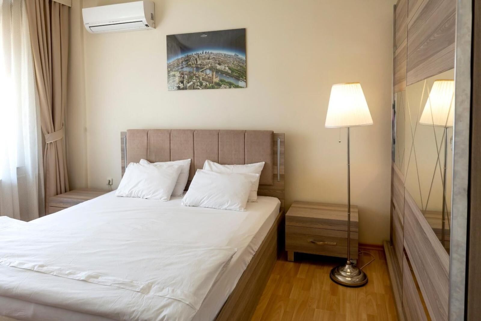 Pengeskab på værelset, skrivebord, strygejern/strygebræt