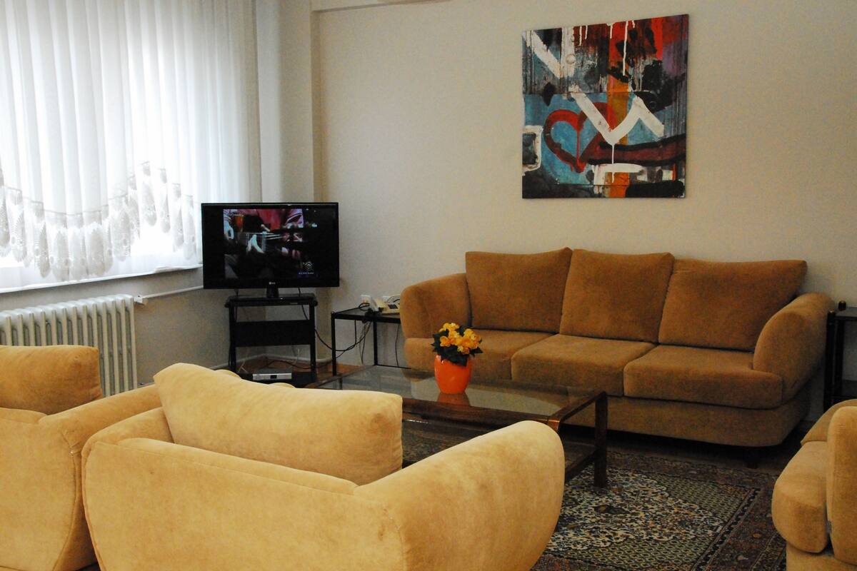 Appartement, 3 chambres | Salle de séjour | Télévision LED