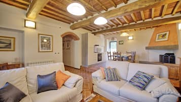 Appartamento, 5 camere da letto | Area soggiorno | TV a schermo piatto 32 pollici con canali digitali, TV, caminetto