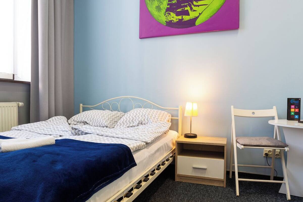 Tabla de planchar con plancha, wifi gratis y decoración personalizada 