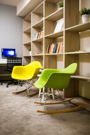 Library - Moon Hostel Gdańsk (Gdansk)