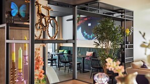 Un interior moderno con comedor, zona de estar y un amplio ventanal con vistas.