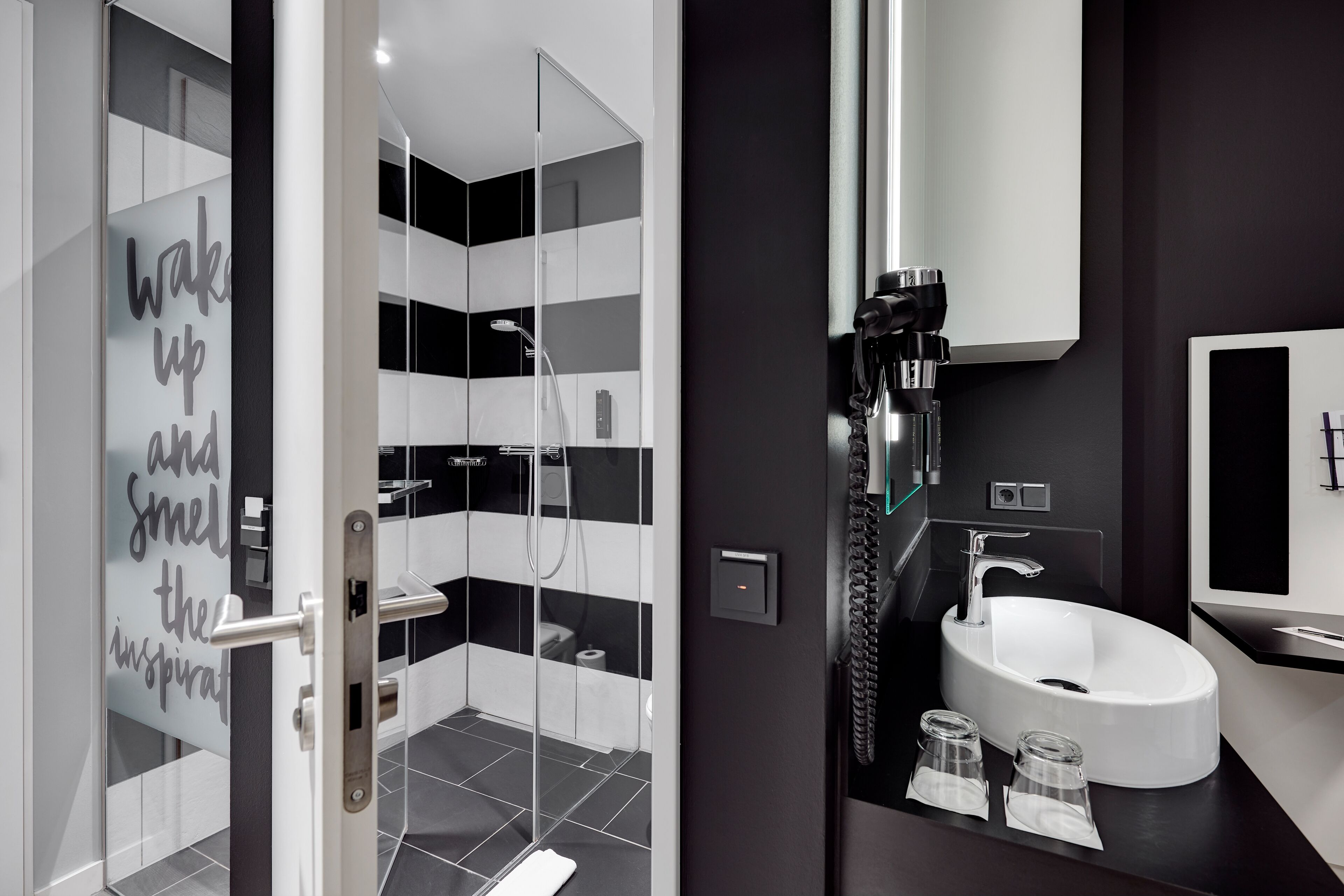 Standardzimmer, 1 Queen-Bett | Badezimmer | Dusche, umweltfreundliche Kosmetikartikel, Haartrockner, Handtücher