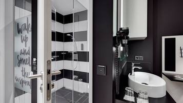 Standardzimmer, 1 Queen-Bett | Badezimmer | Dusche, umweltfreundliche Kosmetikartikel, Haartrockner, Handtücher