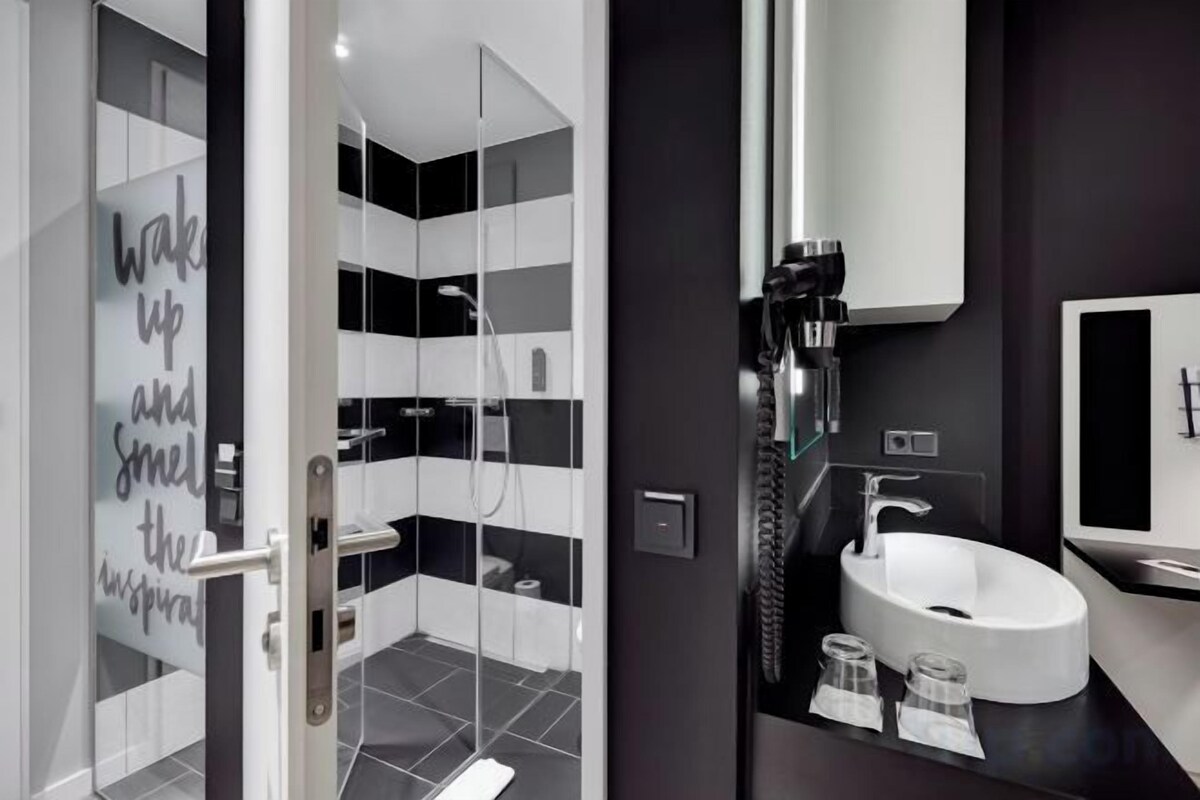 Baño | Ducha, secador de pelo y toallas