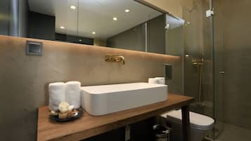 Loft (with External Bath) | Bilik Mandi | Pancuran mandi, pengering rambut, tuala disediakan