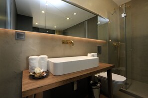 Loft (with External Bath) | Salle de bain | Douche, séchoir à cheveux, serviettes fournies