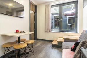 Appartement, 2 slaapkamers | Een minibar, geluiddichte muren, een strijkplank/strijkijzer