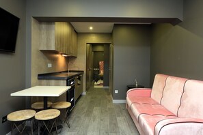 公寓, 1 間臥室 | 迷你吧、隔音、熨斗/熨衣板、免費無線上網