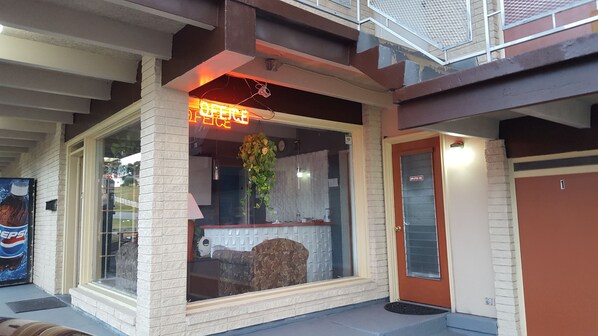 Interior entrance - Breezwood Motel (Breezewood)