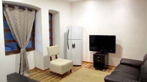 Suite estudio urbana, 2 camas matrimoniales, para fumadores, vista a la ciudad | Área de sala de estar