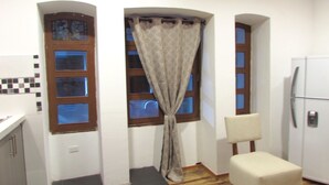 Suite estudio urbana, 2 camas matrimoniales, para fumadores, vista a la ciudad | Sala de estar