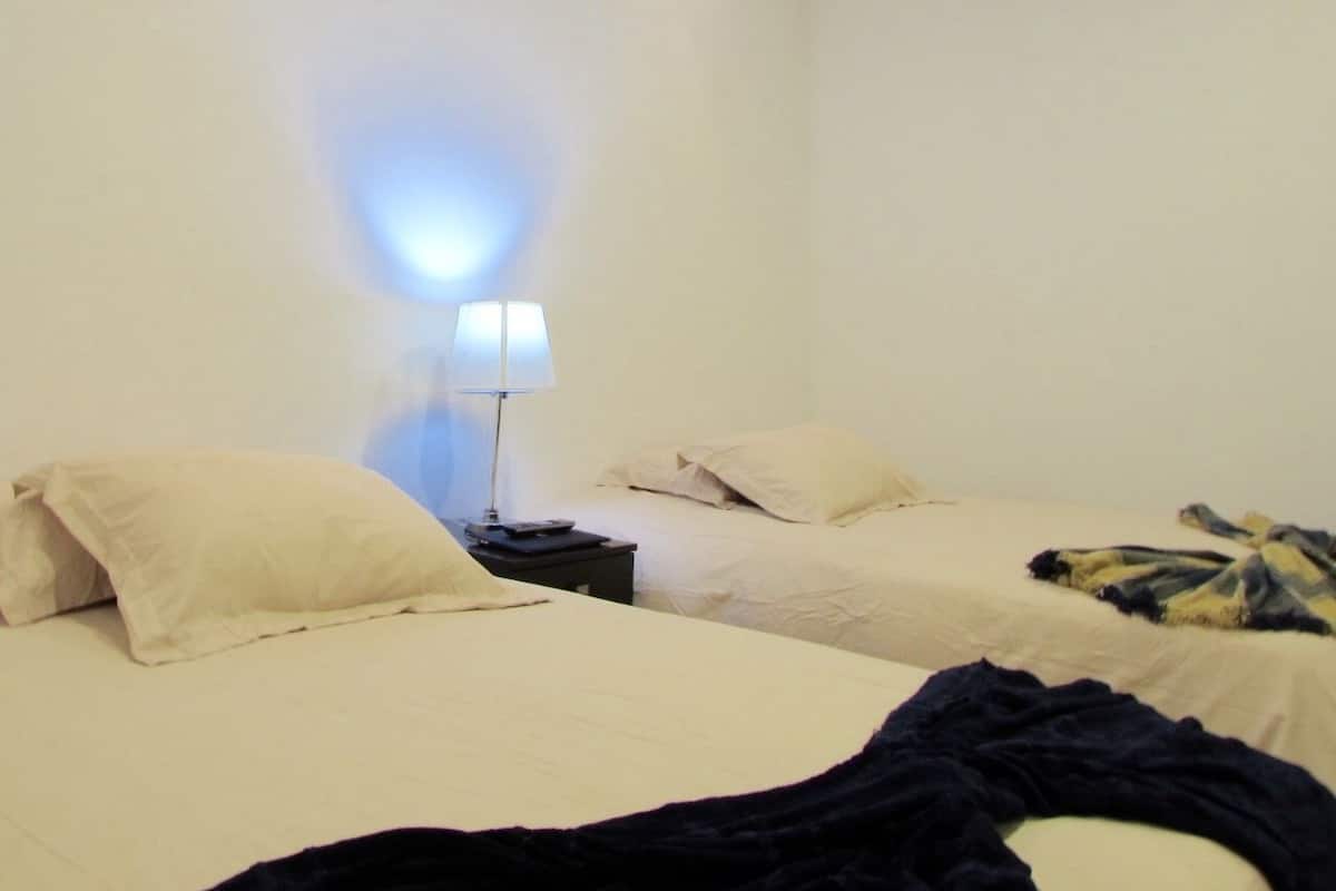 Suíte estúdio urbana, 2 camas de casal, para fumantes, vista para a cidade | Frigobar, escrivaninha, ferros/tábuas de passar roupa, Wi-Fi de cortesia