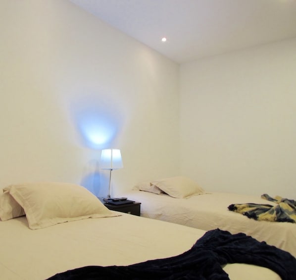 Suite estudio urbana, 2 camas matrimoniales, para fumadores, vista a la ciudad | Minibar, escritorio, tabla de planchar con plancha y wifi gratis
