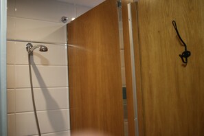 Dortoir Partagé | Douche de la salle de bain