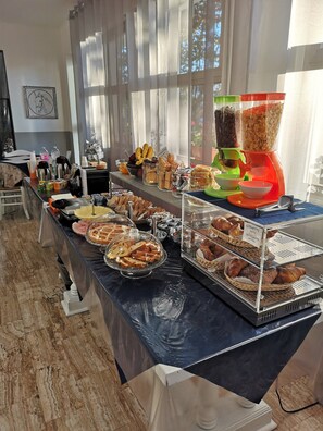 A buffet setup with various food items and a coffee station. - Hotel Panorama (Chianciano Terme)