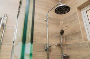 Habitación clásica doble, 2 camas de matrimonio | Baño | Ducha, secador de pelo, toallas y jabón