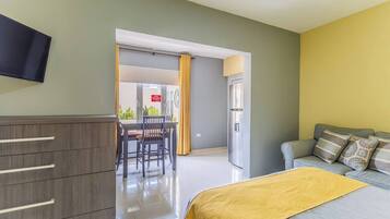 Classic Room, 1 Queen Bed | Living area | Flat-screen TV