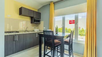 Classic Room, 1 Queen Bed | Private kitchenette | Full-sized fridge, microwave, coffee/tea maker, toaster