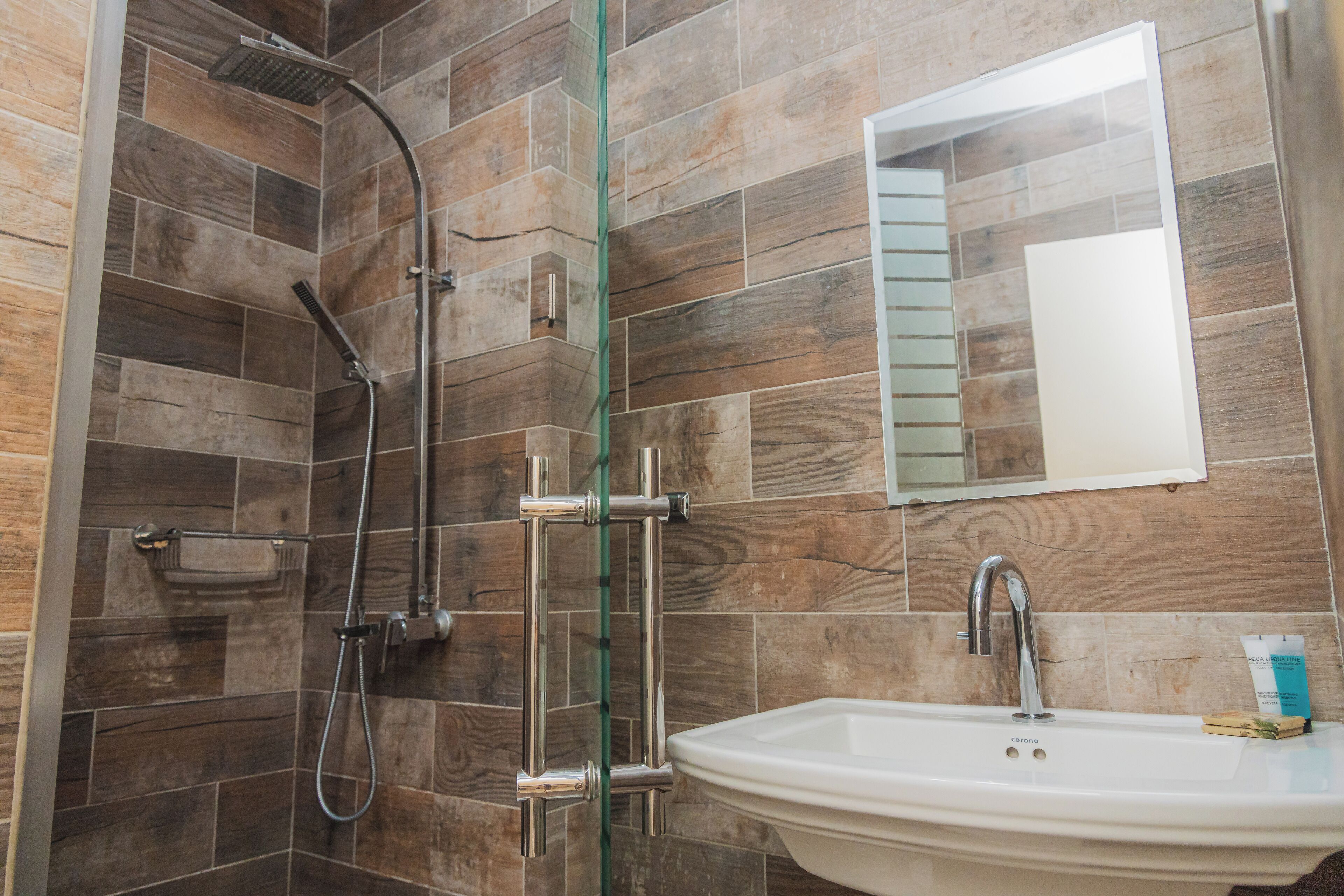 classic room, 1 queen bed | bathroom | shower, hair dryer, towels, soap