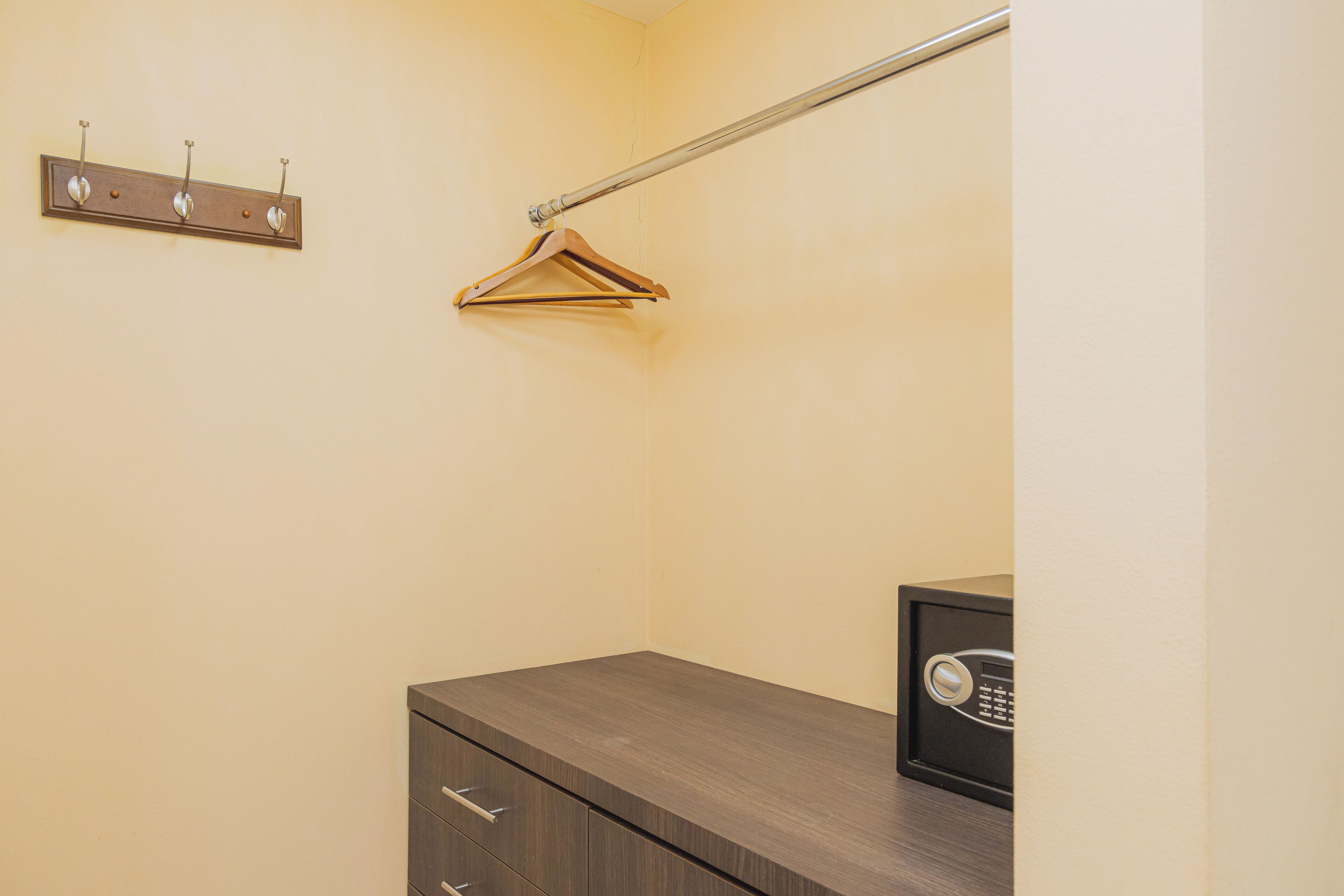 classic double room, 2 queen beds | room amenity