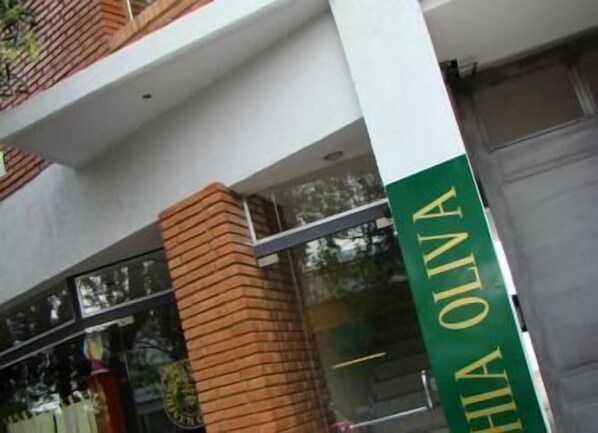 Um edifício com uma placa verde indicando